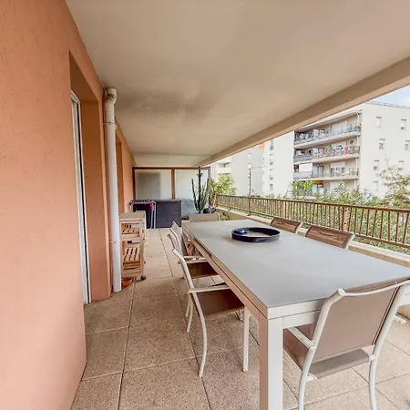 Apartment T3 Dans Avec Piscine , A Pieds Et Proche Commerces