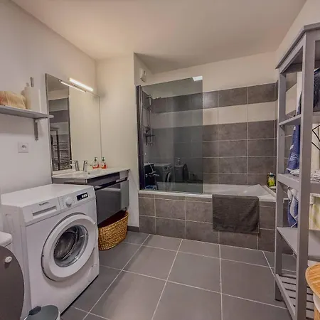 Apartment T3 Dans Avec Piscine , A Pieds Et Proche Commerces Le Lavandou
