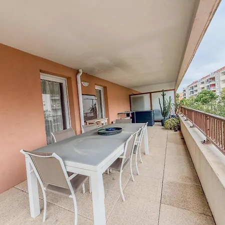 Apartment T3 Dans Avec Piscine , A Pieds Et Proche Commerces Le Lavandou