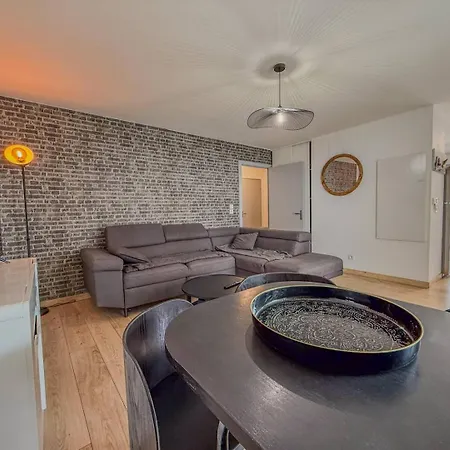 T3 Dans Résidence Avec Piscine , à Pieds Et Proche Commerces