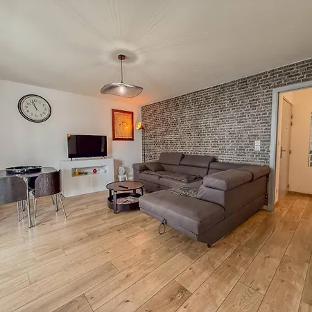 T3 Dans Résidence Avec Piscine , à Pieds Et Proche Commerces Appartement *