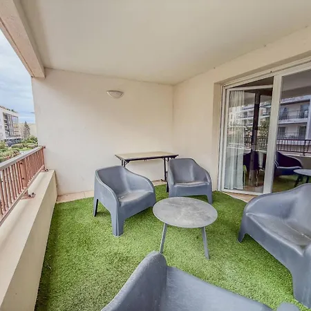 T3 Dans Résidence Avec Piscine , à Pieds Et Proche Commerces