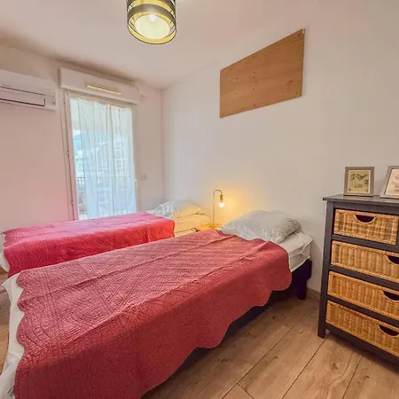 T3 Dans Résidence Avec Piscine , à Pieds Et Proche Commerces Appartement